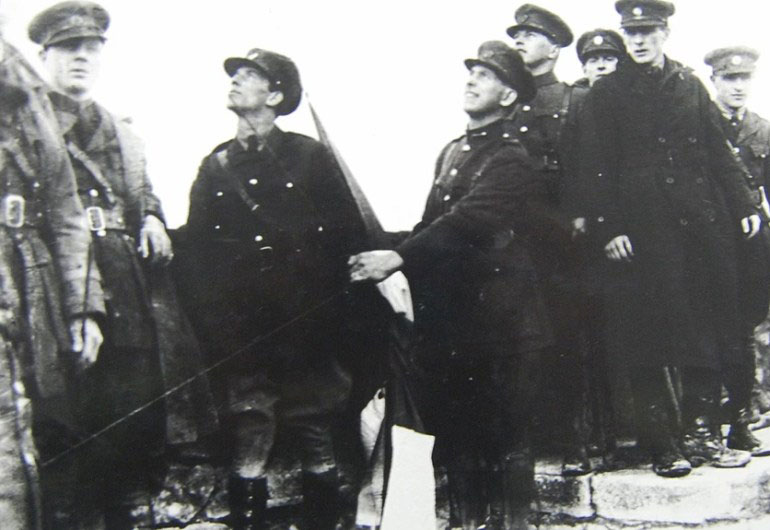 raising-of-the-tricolour Irish soldiors raising the tricolor above Athlone Castle